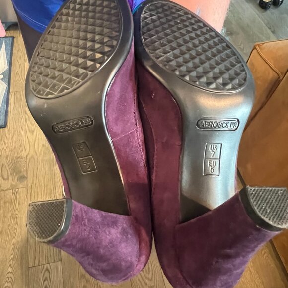 Aerosoles Purple Suede Heels with Turquoise and Purple Feather detail Size 7 - Picture 8 of 8